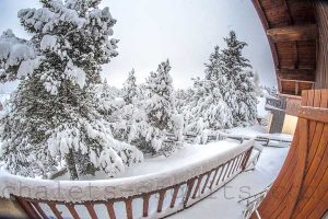 terrasse du chalet Nest sous la neige à Font Romeu Pyrénées 2000