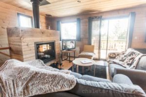 salon avec cheminée du chalet Nest à Pyrénées 2000