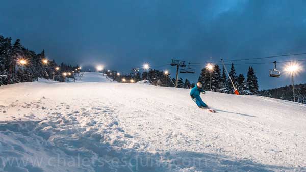 Descente des pistes de nuit de ski de Font Romeu Pyrénées 2000