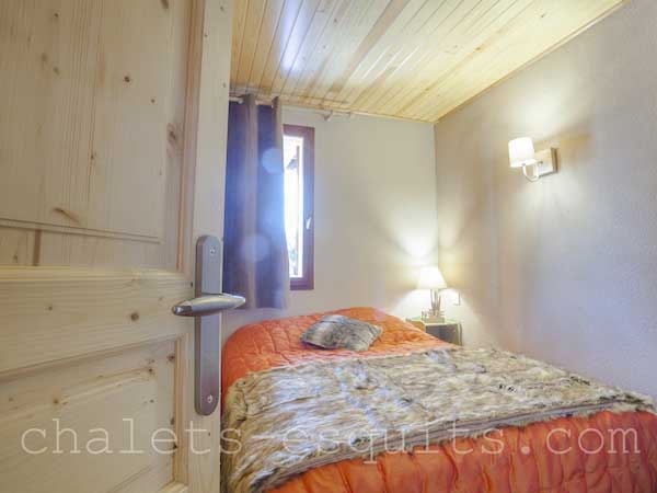 chambre lit 140 chalet Pyrénées 2000