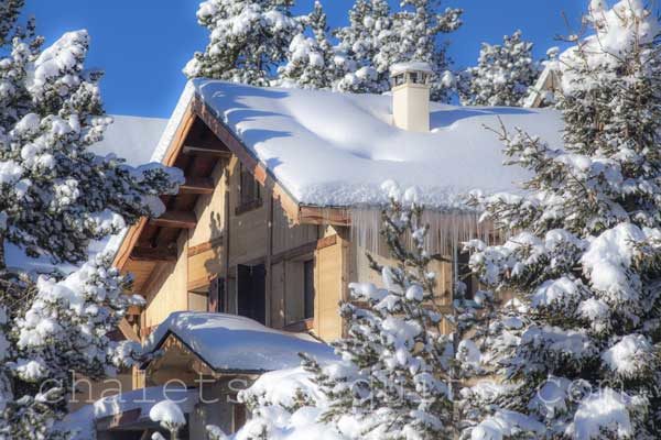 façade du chalet n'est sous la neige